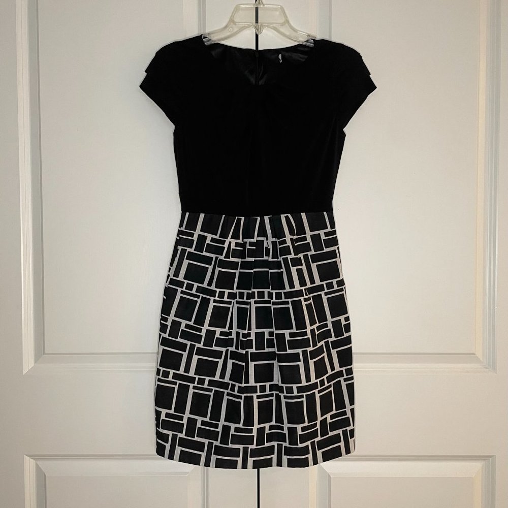 Max and Cleo Geometric Print Cap Sleeve Mini Sheath Dress (0/XS?, Black/White)